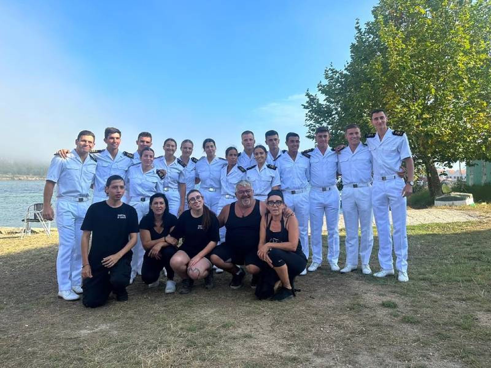 La princesa Leonor con sus compañeros de la Escuela Naval en la Tapería Bocatería D'Elvi (Moaña, Pontevedra) La princesa Leonor con sus compañeros de la Escuela Naval en la Tapería Bocatería D'Elvi (Moaña, Pontevedra)