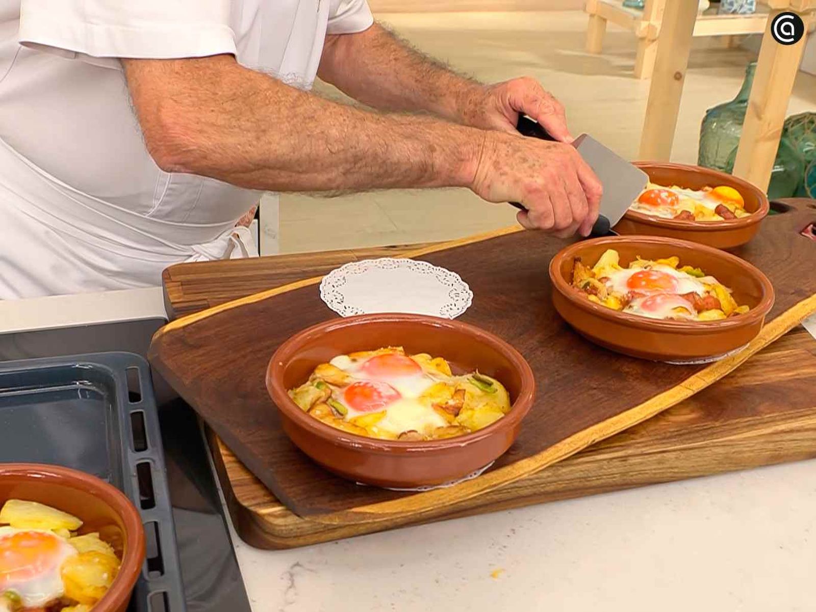 Sirve los huevos con patatas y txistorra Sirve los huevos con patatas y txistorra