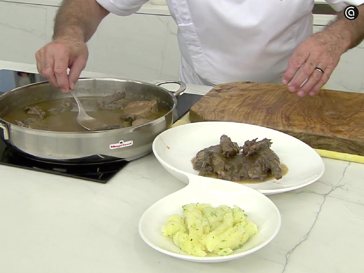 Sirve las palomas con la salsa y acompáñalas con las patatas
