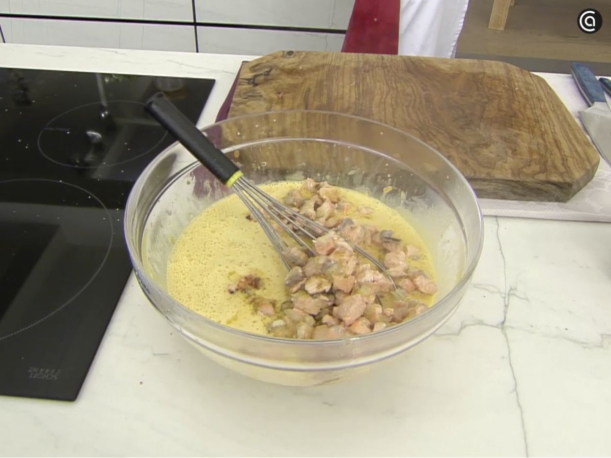 Incorpora el salmón a la mezcla de huevos y nata