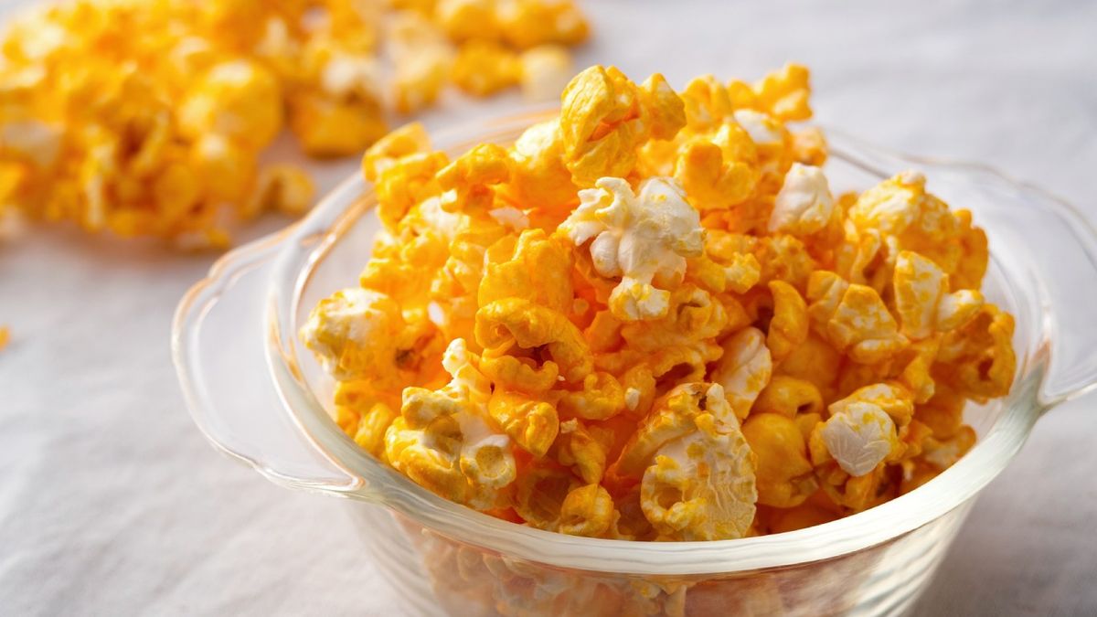 Añadir cúrcuma o paprika transforma las palomitas en un bocado vistoso y sabroso