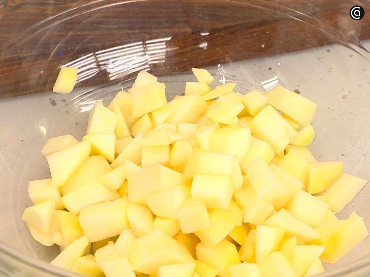 Pon la pera cortada en dados en un bol