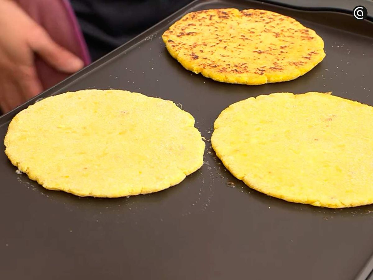 Cocina las arepas de maíz