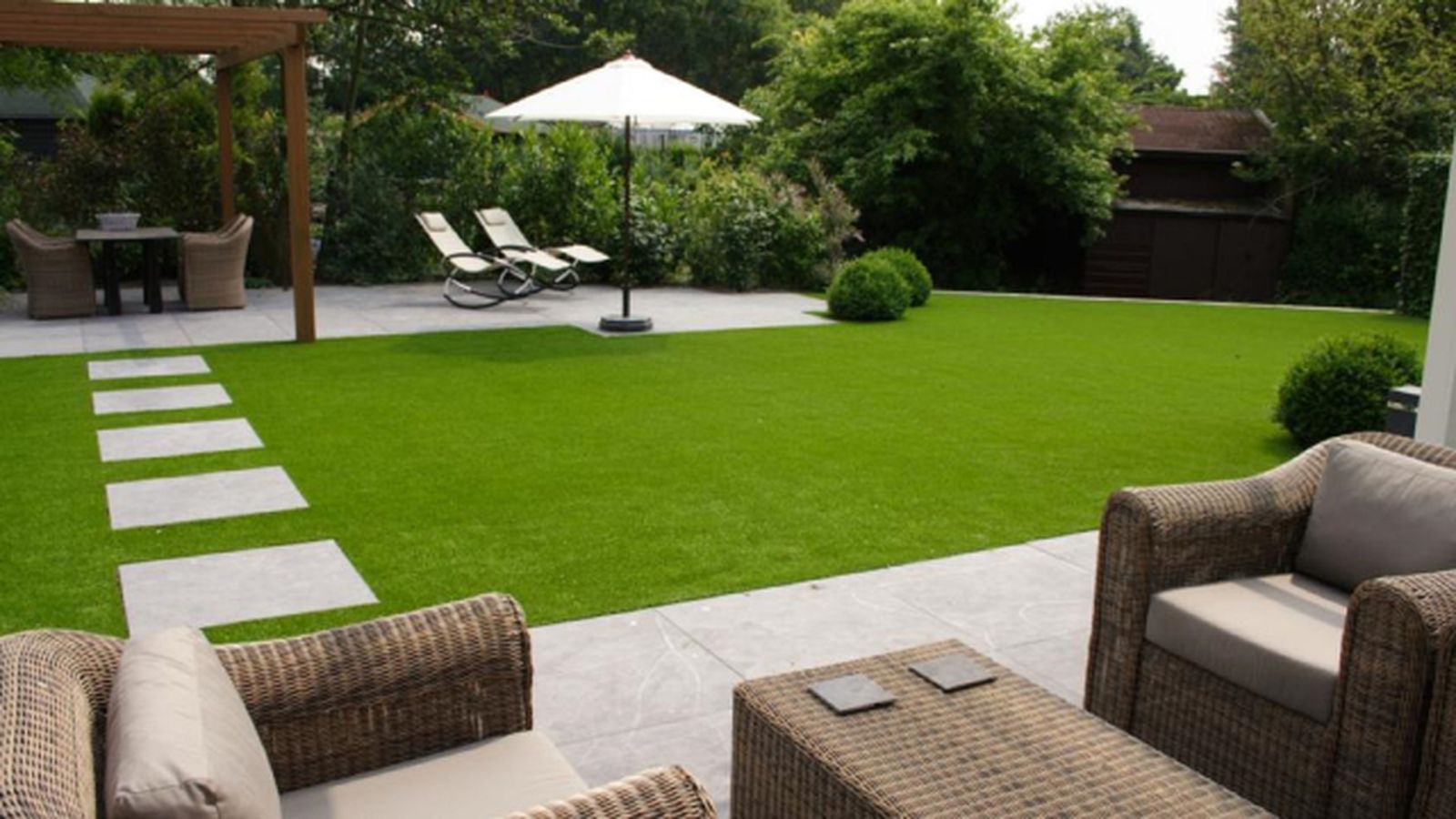 Jardines con césped artificial ventajas y factores para elegir el modelo adecuado 8