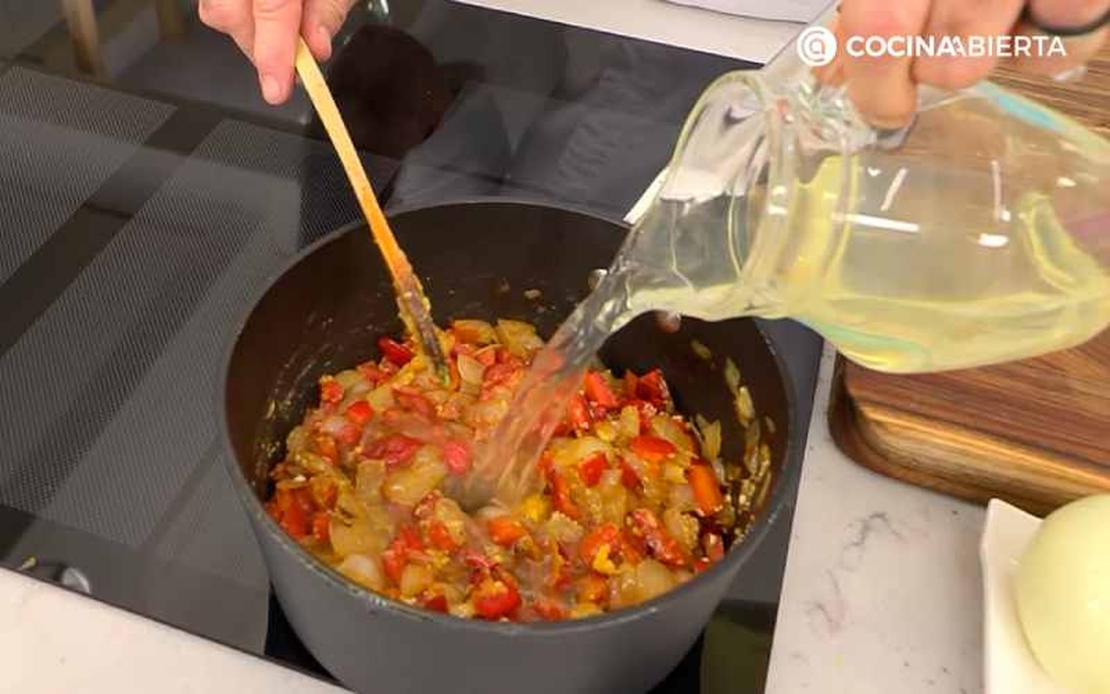 Vierte el caldo de verduras Vierte el caldo de verduras