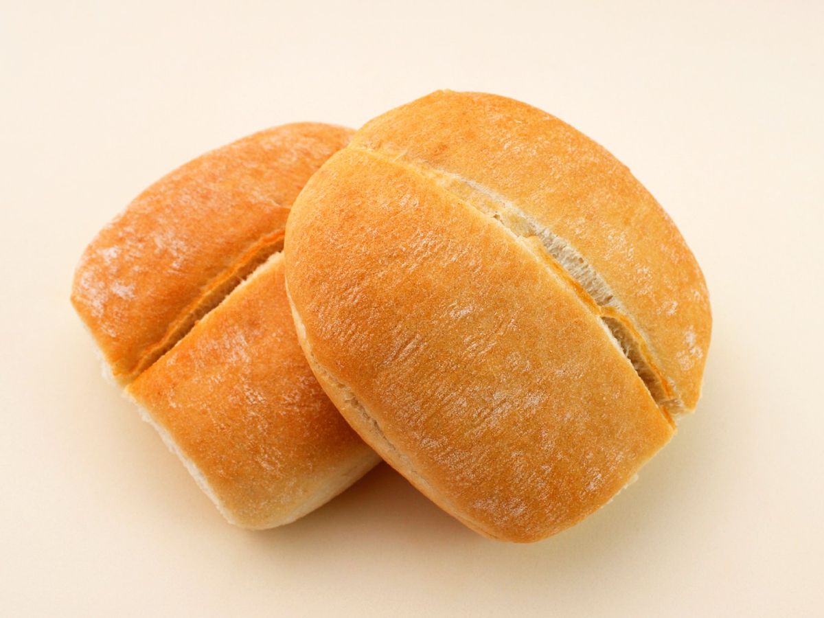 La marraqueta se elabora con harina, agua, levadura y sal