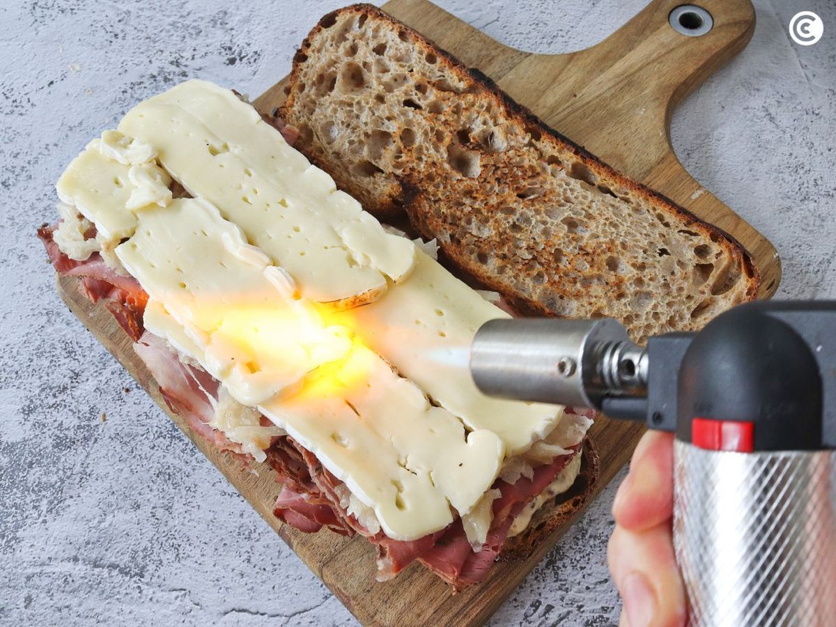 Fundir el queso del sándwich de pastrami