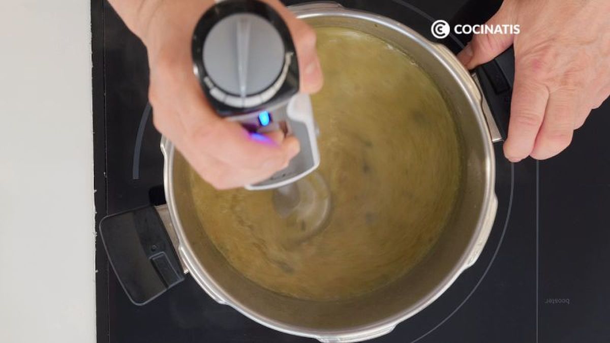 Triturar la salsa de verduras para el morcillo guisado