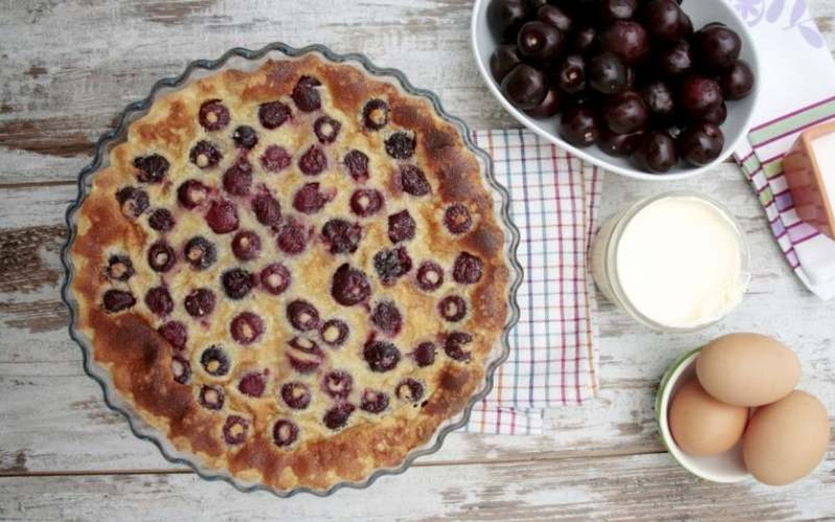 Clafoutis de cerezas, una receta tradicional francesa