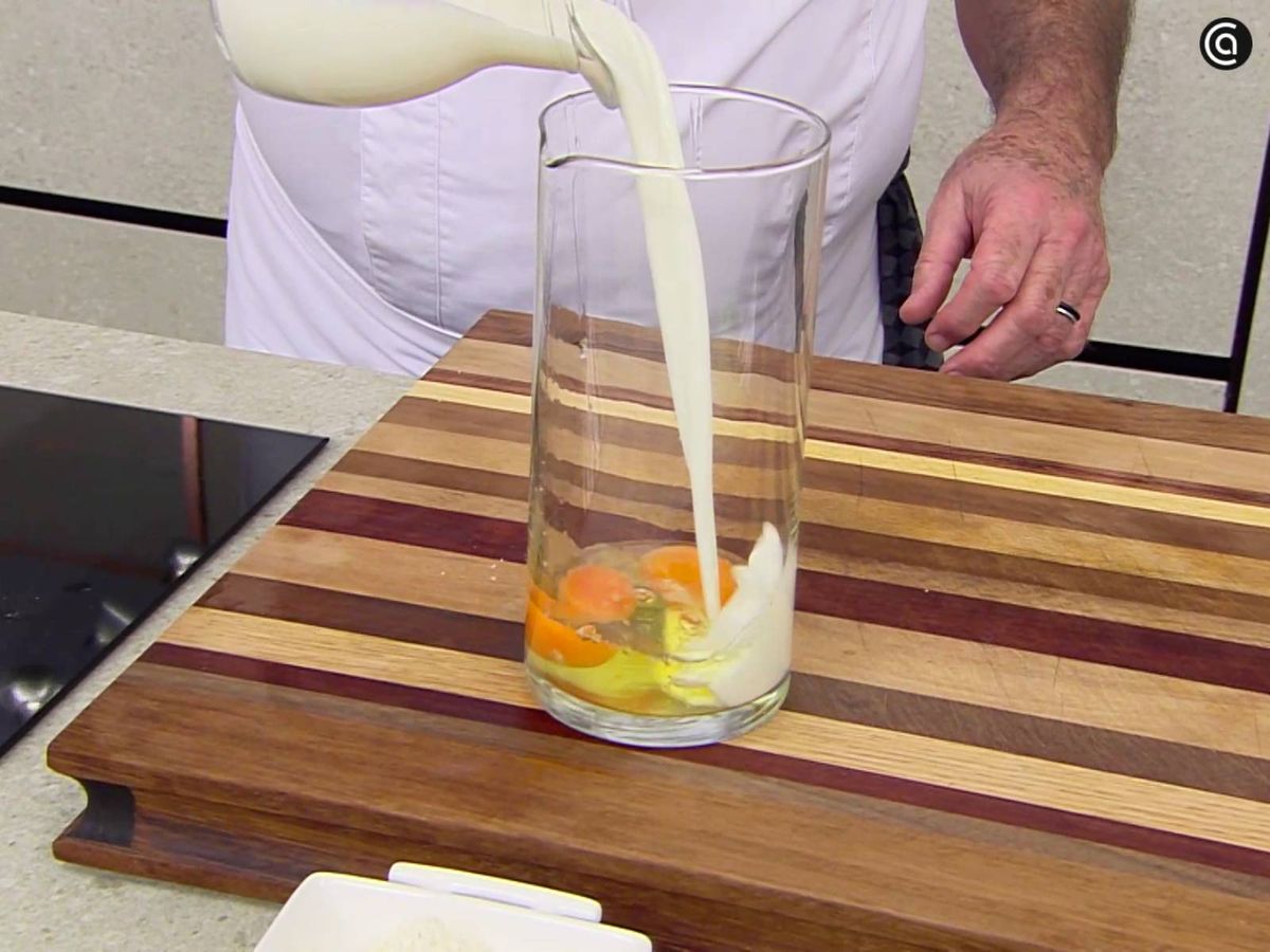Bate los huevos, la leche, el aceite y la harina