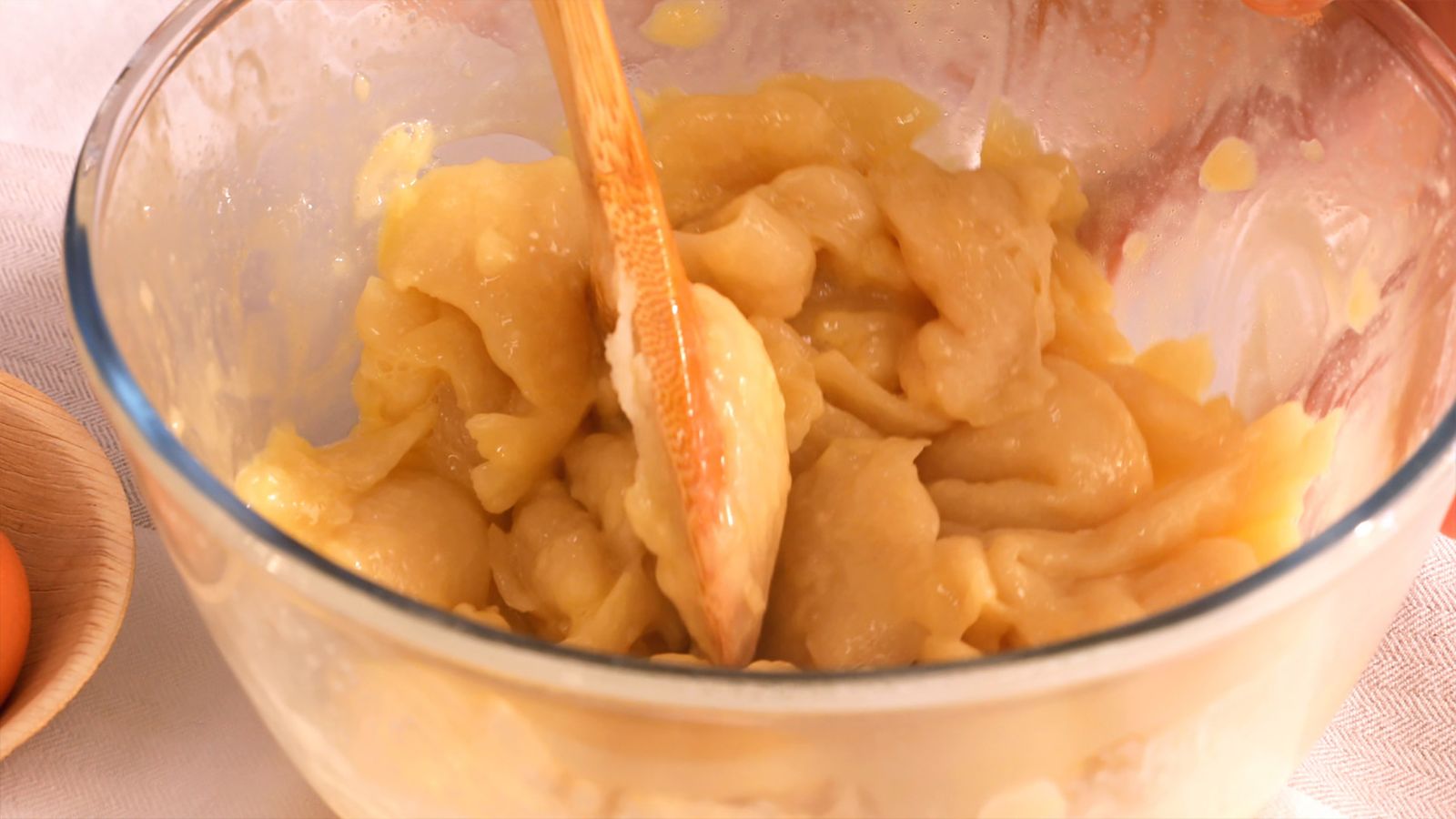 Agrega los huevos uno a uno a la masa de profiteroles, removiendo bien después de cada adición