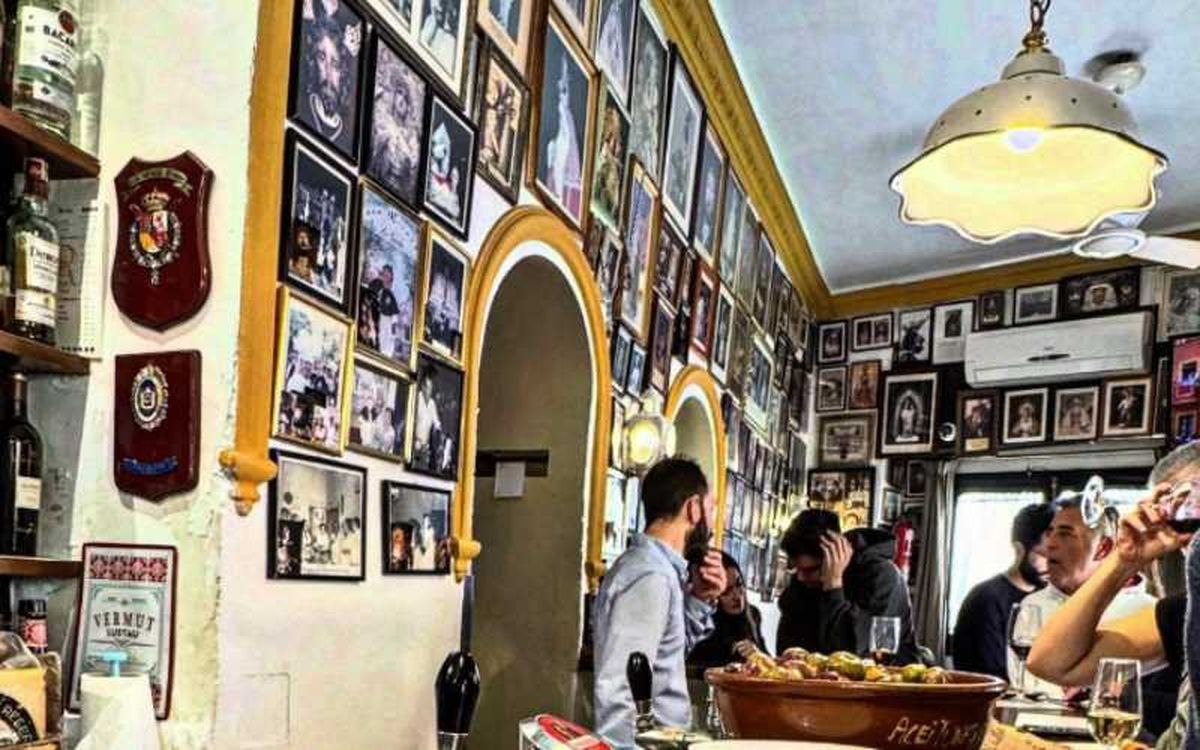 El bar está decorado con decenas de imágenes religiosas