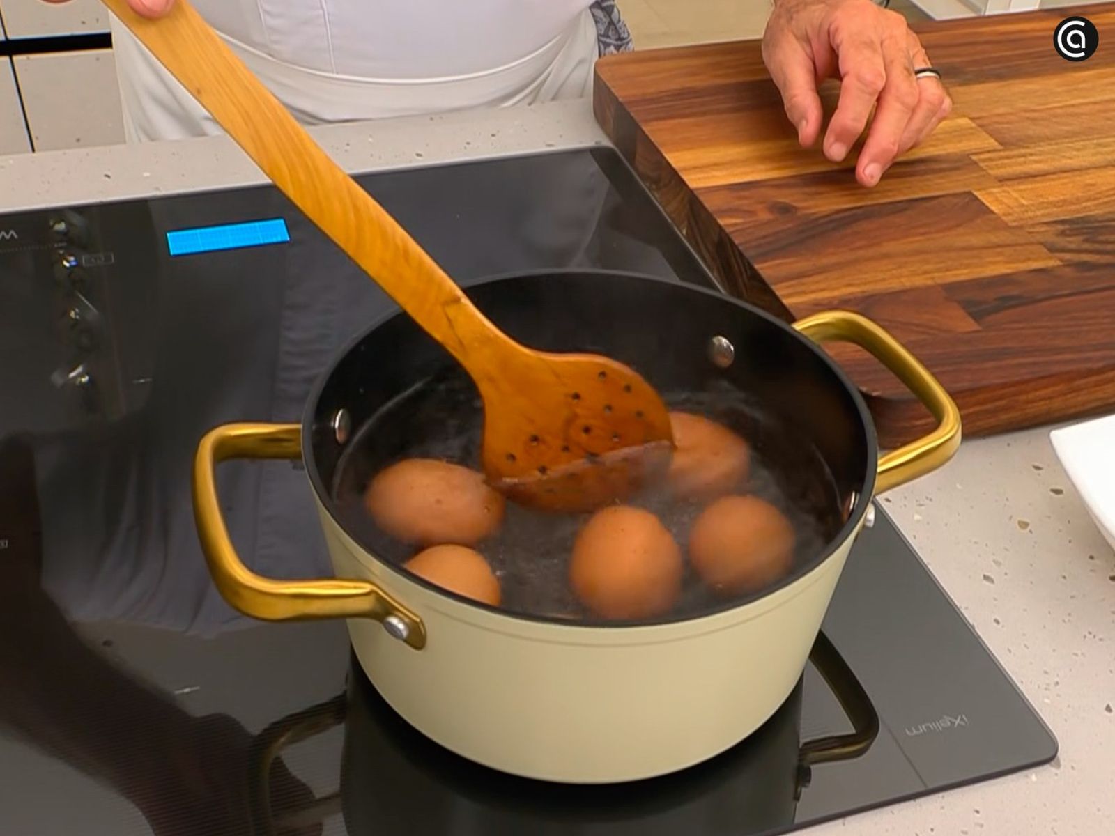 Mueve los huevos con una cuchara