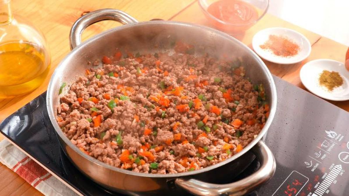 Incorpora la carne picada a las verduras y cocina, removiendo para que se mezcle bien