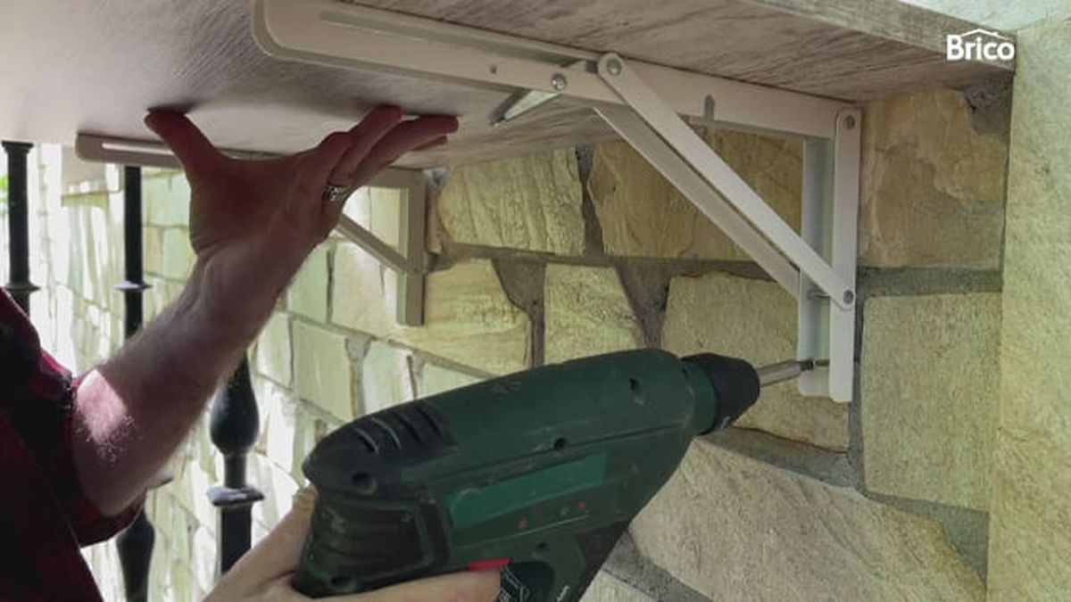 Bricomania 010 colgar una mesa plegable para balcón paso2