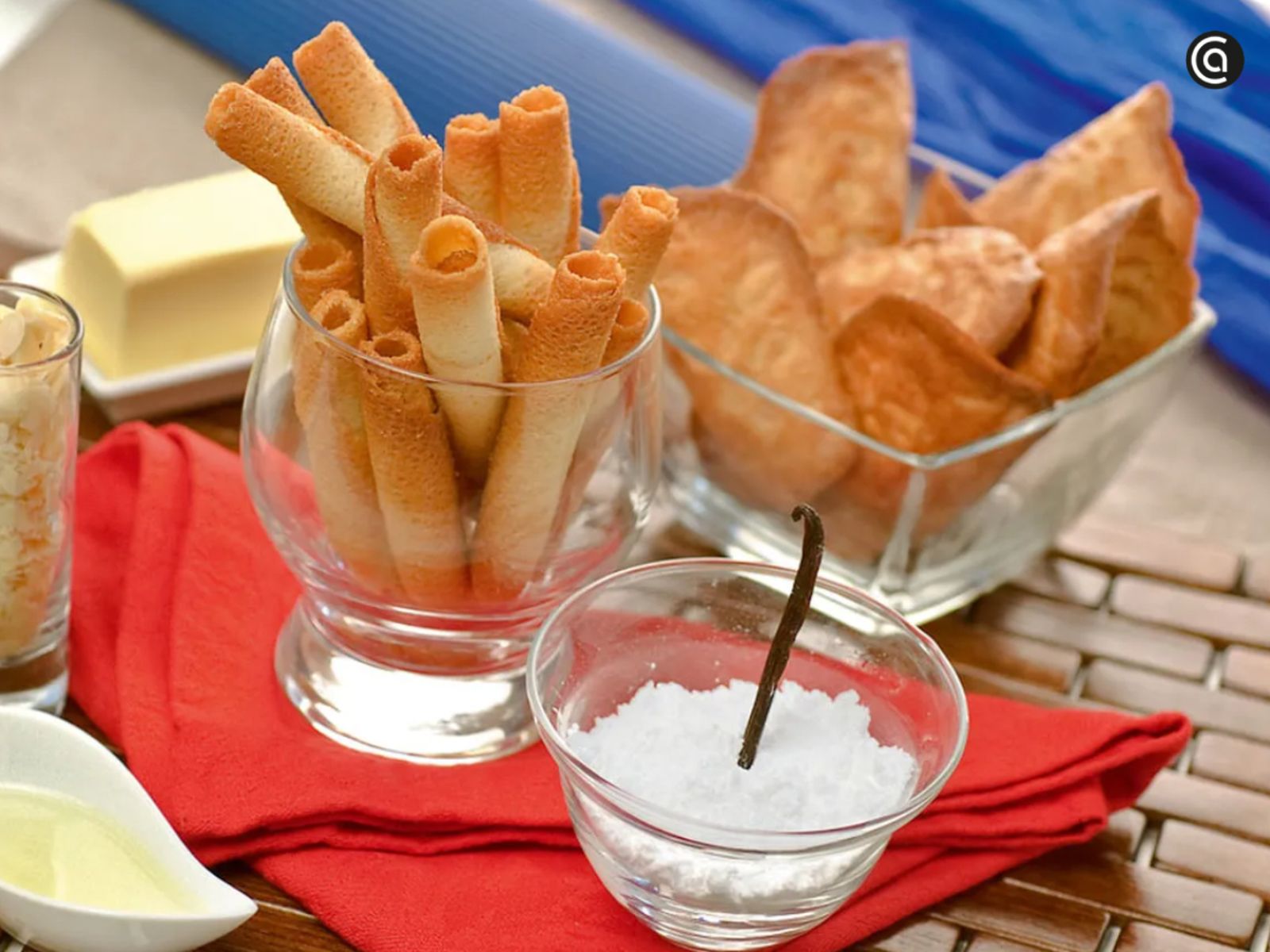 Finas y crujientes, elaboradas con almendra molida y clara de huevo. Un acompañamiento perfecto para el café o el helado.