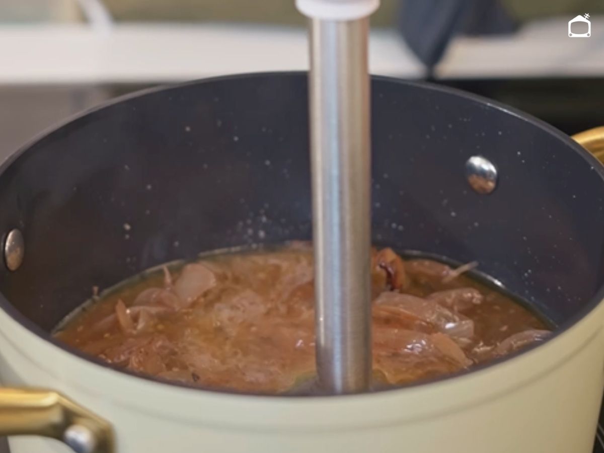 Los jugos del asado se trituran hasta obtener una salsa suave y homogénea.