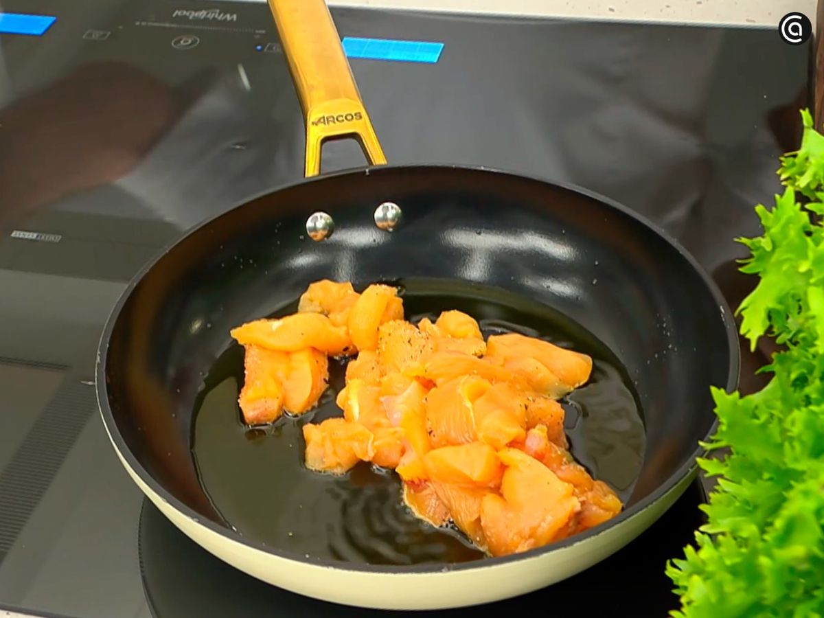 Corta la pechuga de pollo en tiras y cocínala