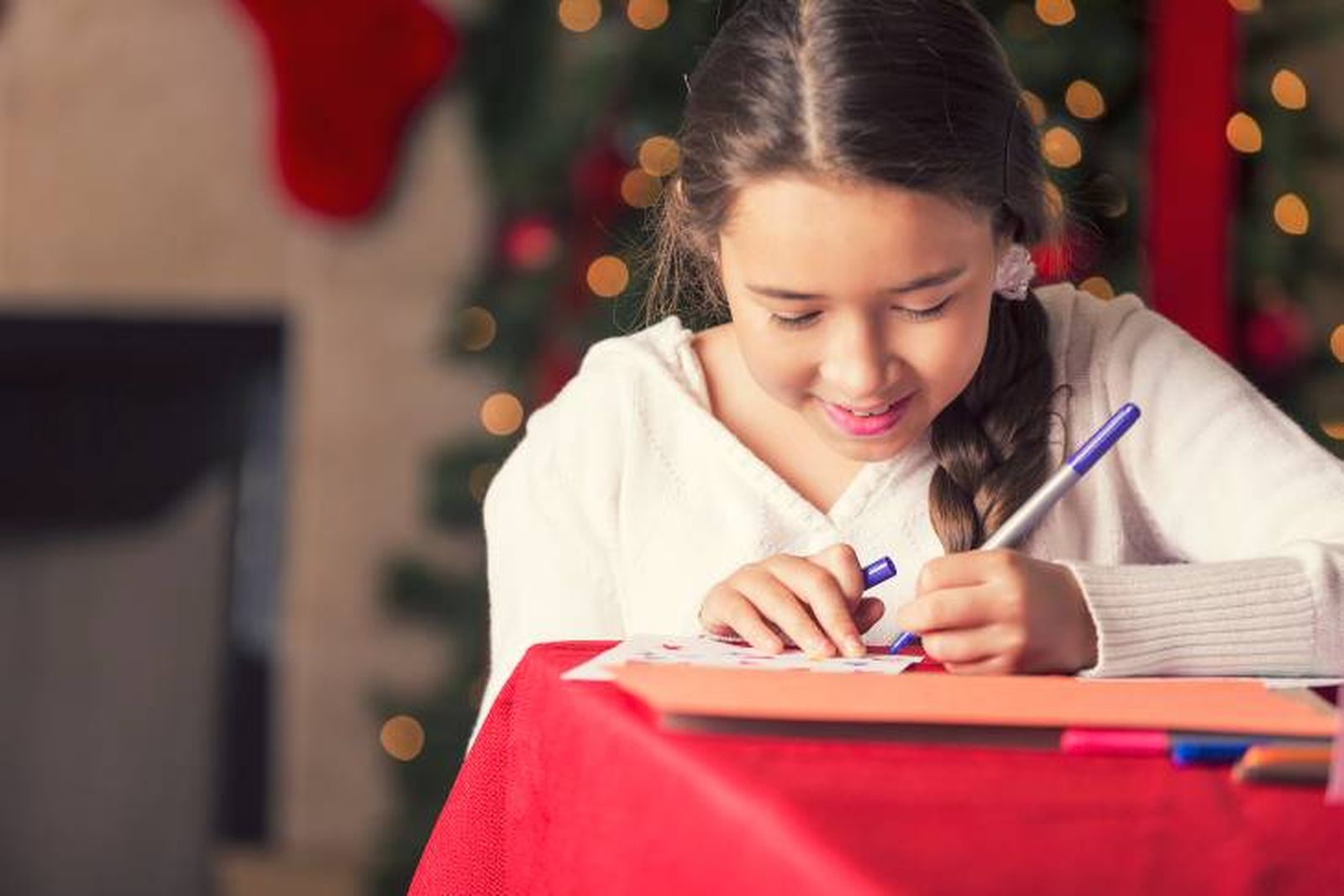 niña coloreando dibujos navidad niña coloreando dibujos navidad