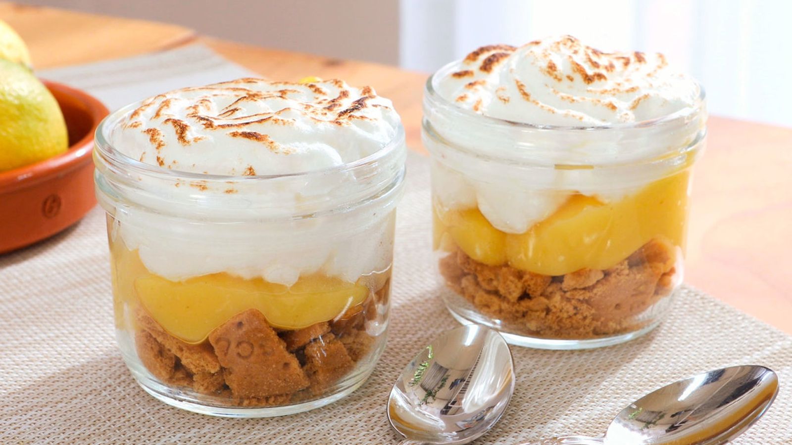 Tarta de limón en taza