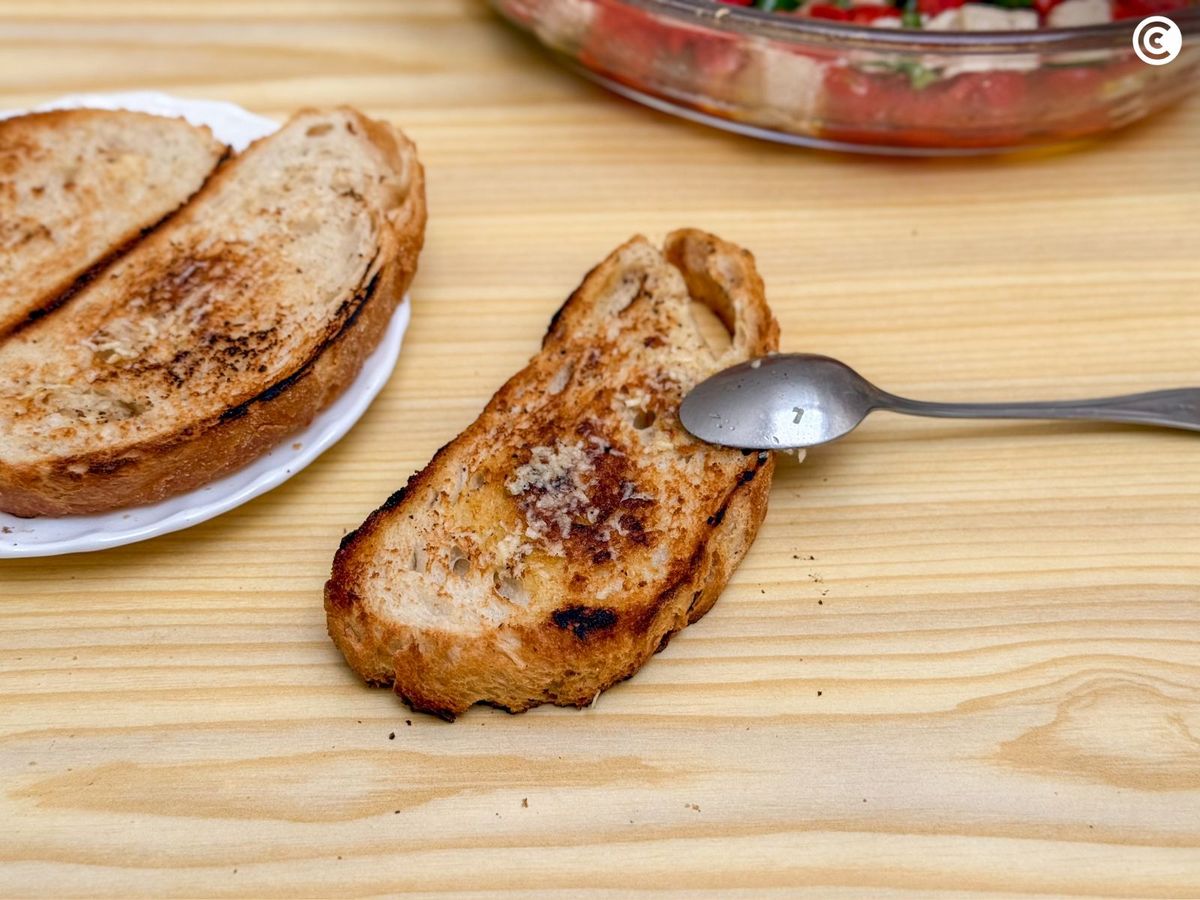 Pan tostado con ajo para la base de la bruschetta