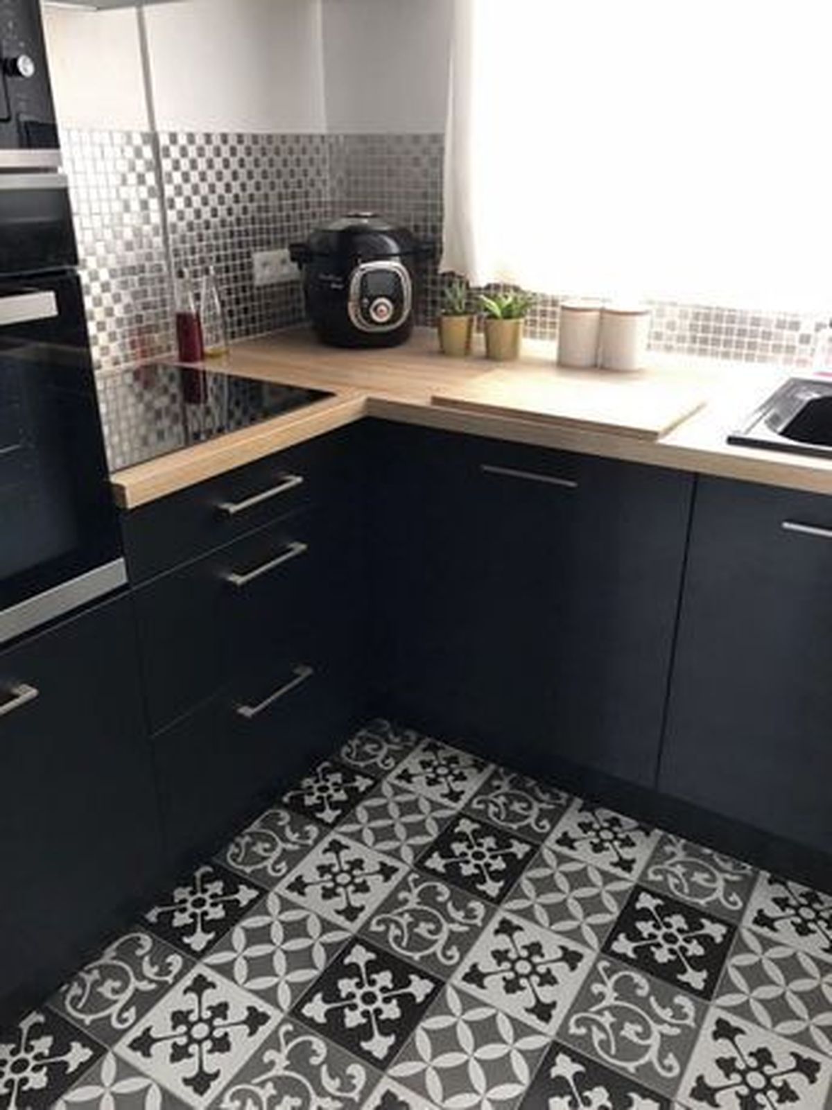 cocina blanca y negra baldosas hidraulicas suelo 1