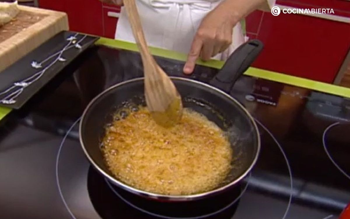 Prepara un caramelo con tono dorado para el fondo del molde