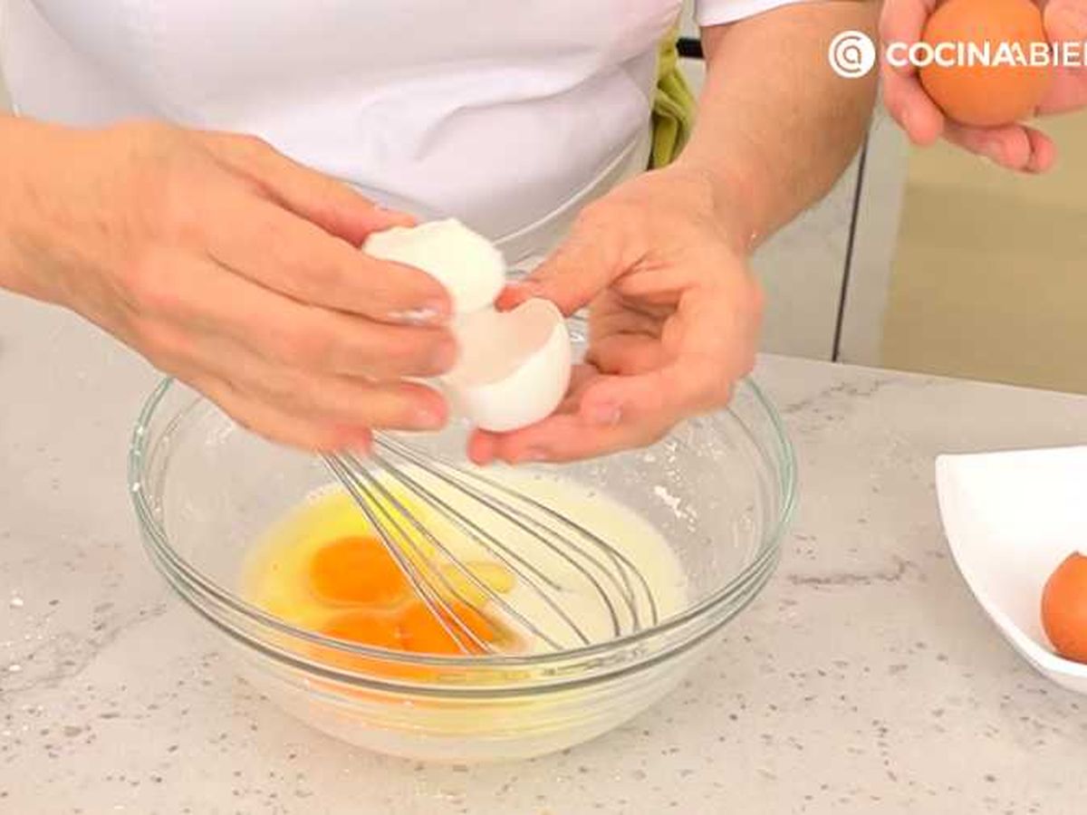 Mezcla los ingredientes para la crema pastelera