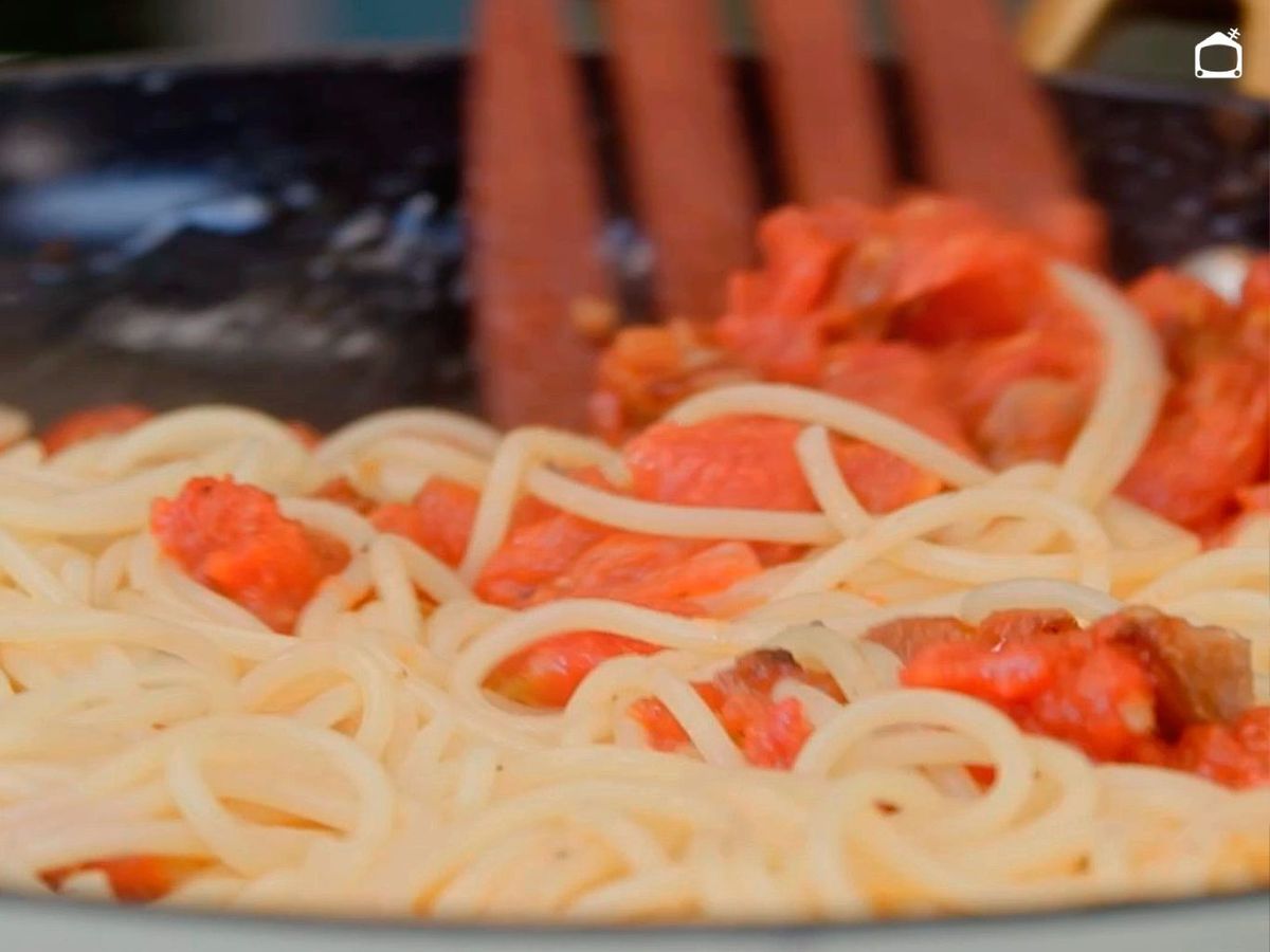 Mezclar los espaguetis con la salsa amatriciana