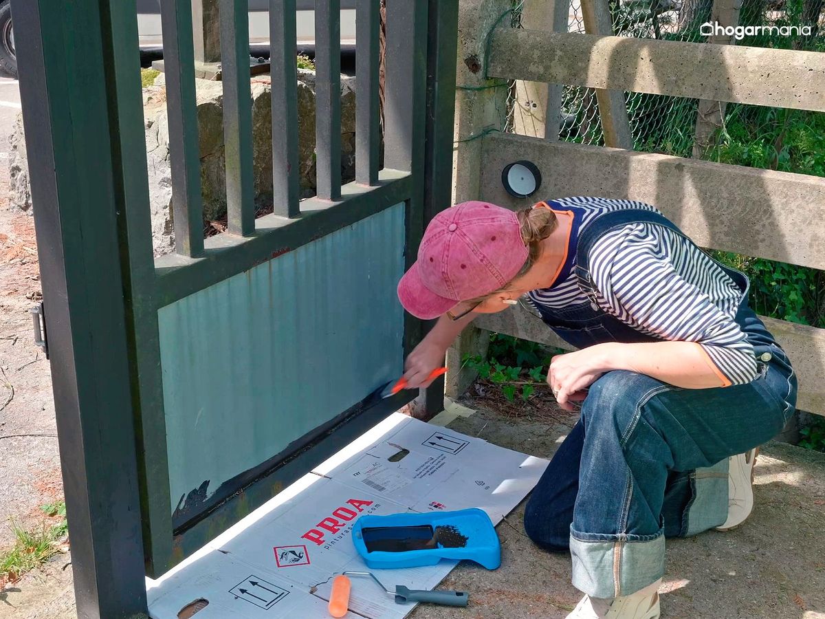 Pinta las zonas difíciles de la puerta de garaje con una brocha