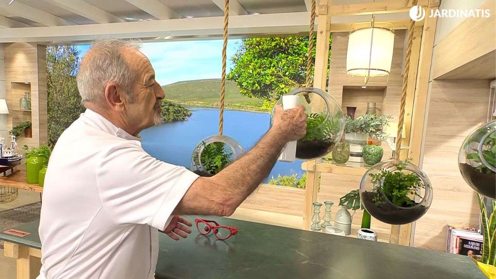 Karlos Arguiñano solo usa este tipo de agua para sus helechos Karlos Arguiñano solo usa este tipo de agua para sus helechos