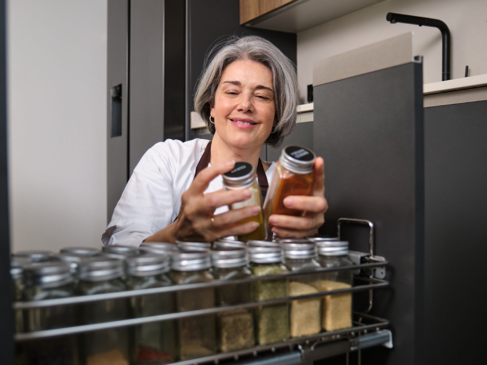Las especias bien organizadas en tarros etiquetados ayudan a mantener el orden y cocinar con más comodidad. Las especias bien organizadas en tarros etiquetados ayudan a mantener el orden y cocinar con más comodidad.