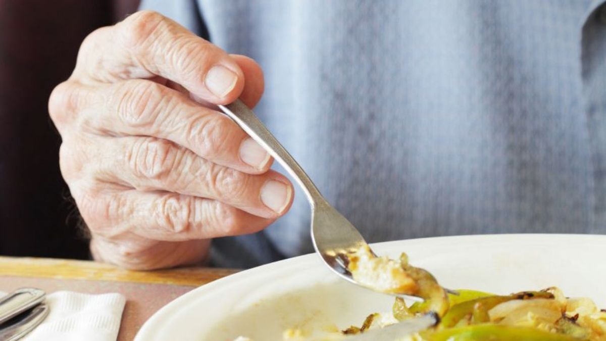 Algunas personas mayores tienen necesidades especiales de alimentación por sufrir dificultad para masticar