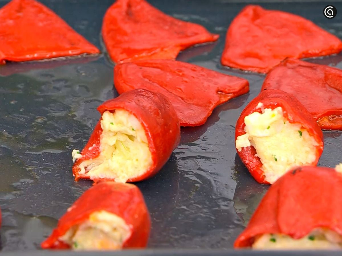 Rellena cada pimiento y colócalos en una bandeja para hornear