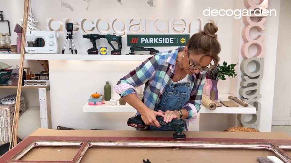 Lijar la puerta para suavizarla y retirar la pintura.