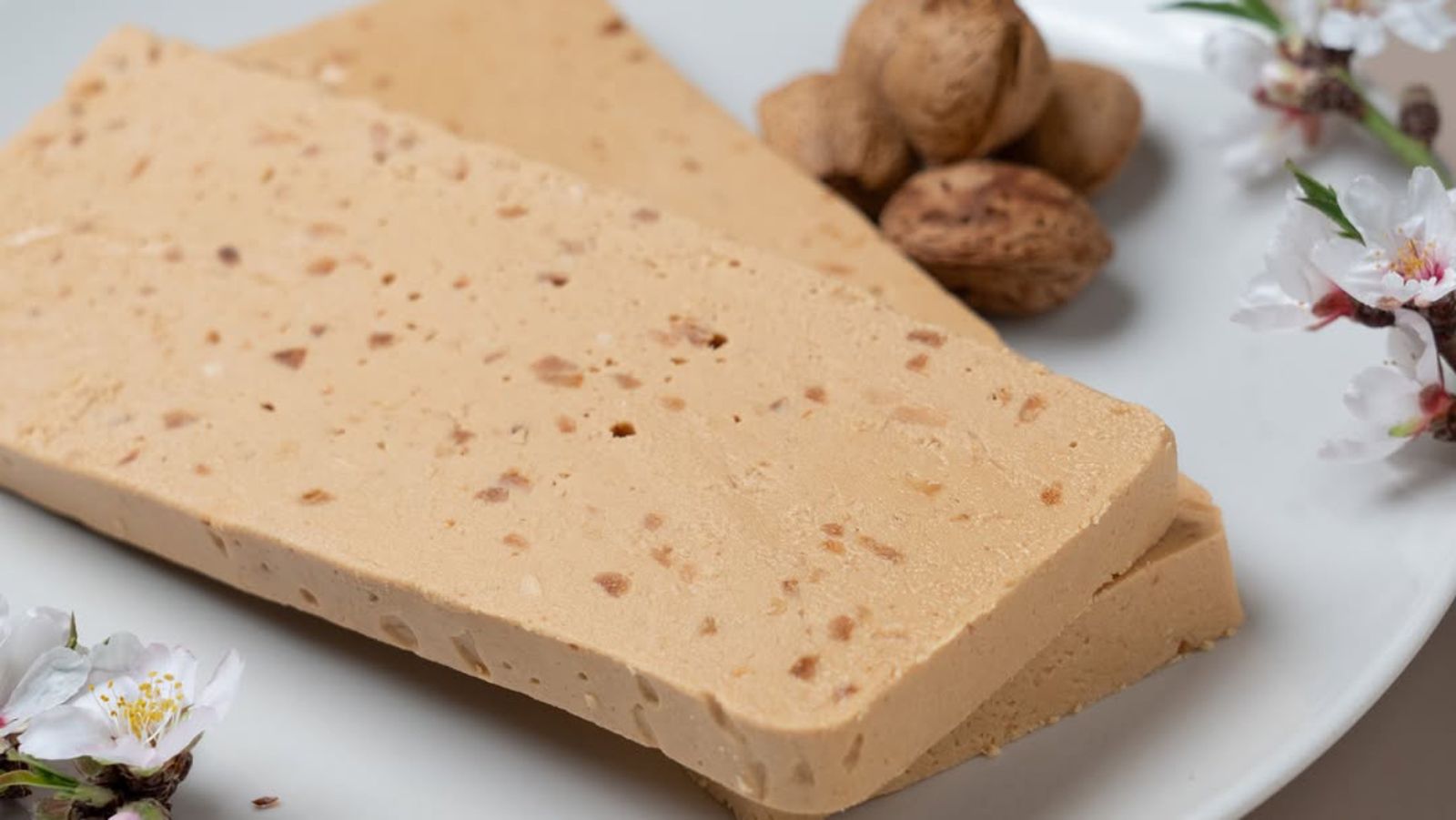 El turrón de Jijona, blando y aromático, devuelve cada año el sabor de la tradición. El turrón de Jijona, blando y aromático, devuelve cada año el sabor de la tradición.