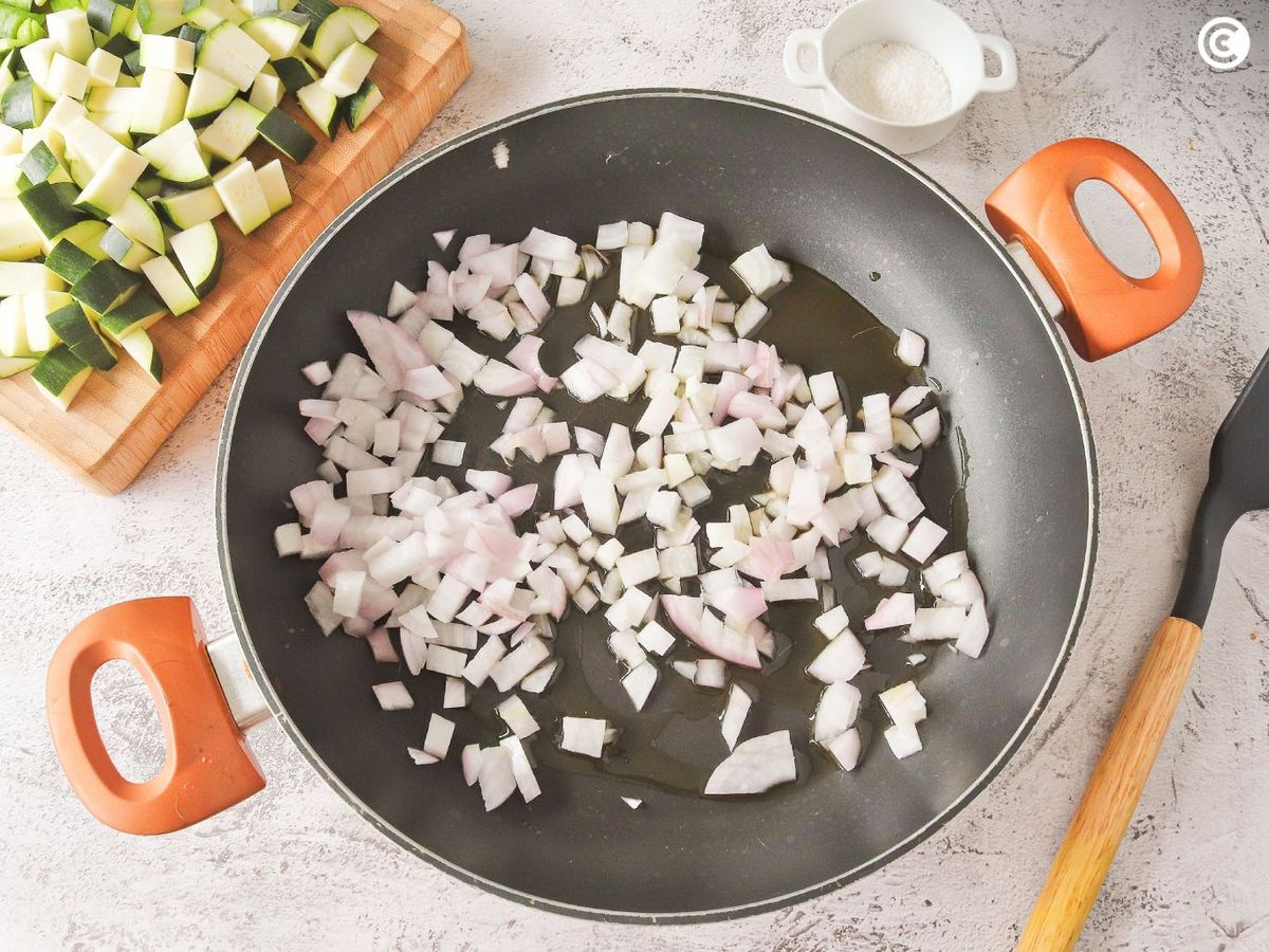 Freír primero la cebolla para hacer el pisto a la bilbaína