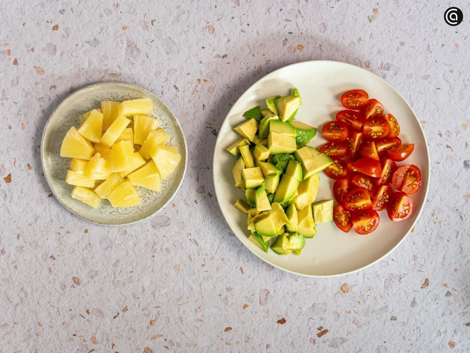 Corta en trozos la piña, los tomates y el aguacate para la ensalada Corta en trozos la piña, los tomates y el aguacate para la ensalada