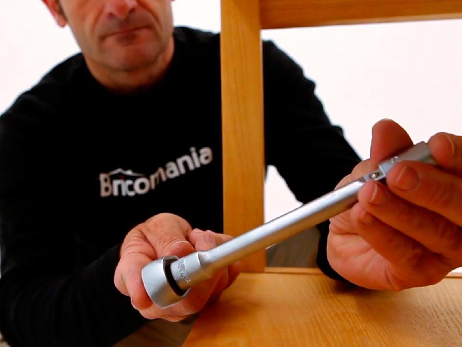 Cómo apretar el grifo del lavabo paso 2 Cómo apretar el grifo del lavabo paso 2