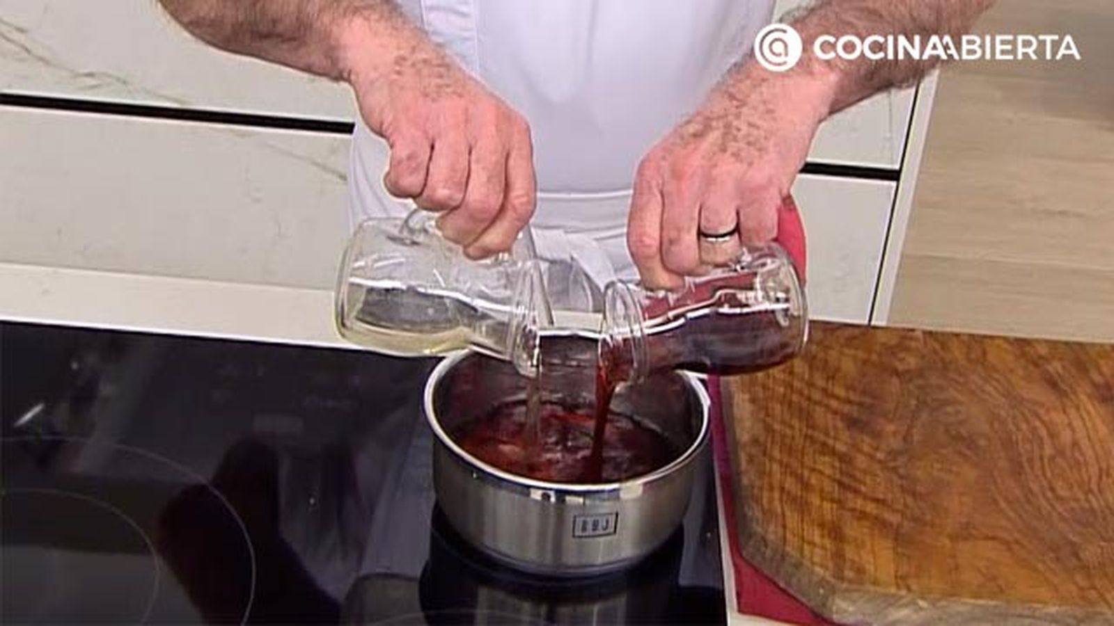 Receta cerdo salteado con salsa oporto karlos arguinano KARL6721 paso1 Receta cerdo salteado con salsa oporto karlos arguinano KARL6721 paso1