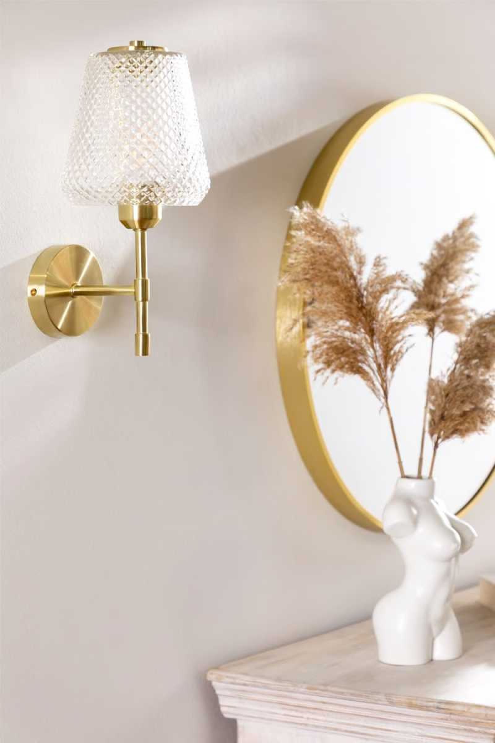 Lámpara de pared en hierro y cristal Taylor. Lámpara de pared en hierro y cristal Taylor.