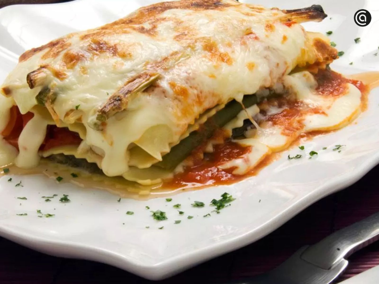 Ligera, colorida y con todo el sabor del Mediterráneo: la lasaña de escalivada combina berenjena, pimiento y queso.