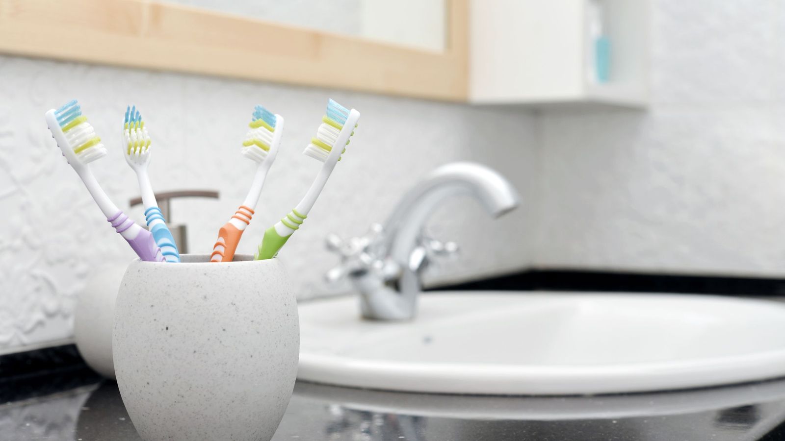 El soporte del cepillo de dientes acumula muchas bacterias