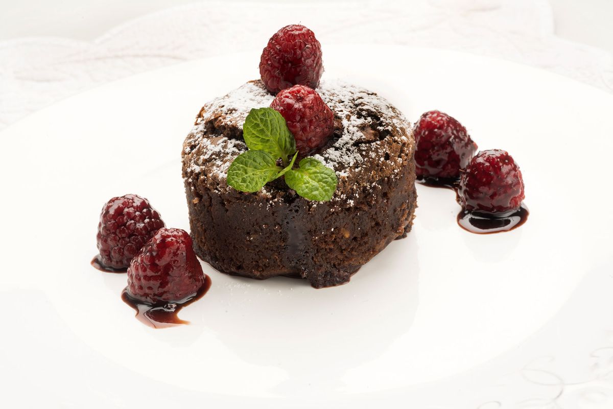 HCTU0350 Brownie de nueces con salsa de frambuesa xl