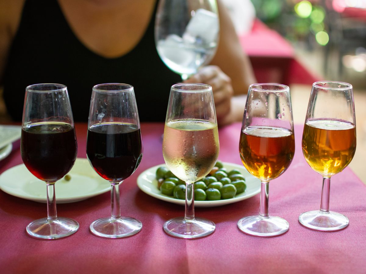 Finos, olorosos, amontillados y Pedro Ximénez, una gama única que da identidad a la ciudad y a su cocina.