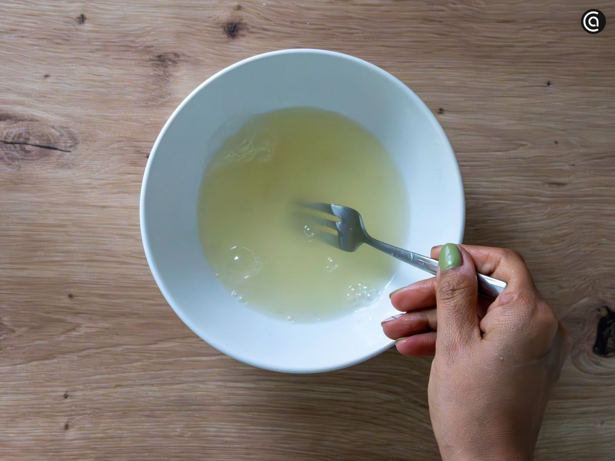 Mezcla la gelatina hidratada con el zumo de los limones