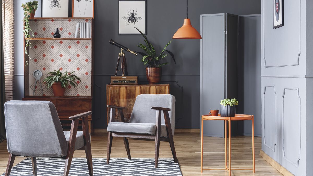 Combinar papel tapiz y cuadros también es una gran opción