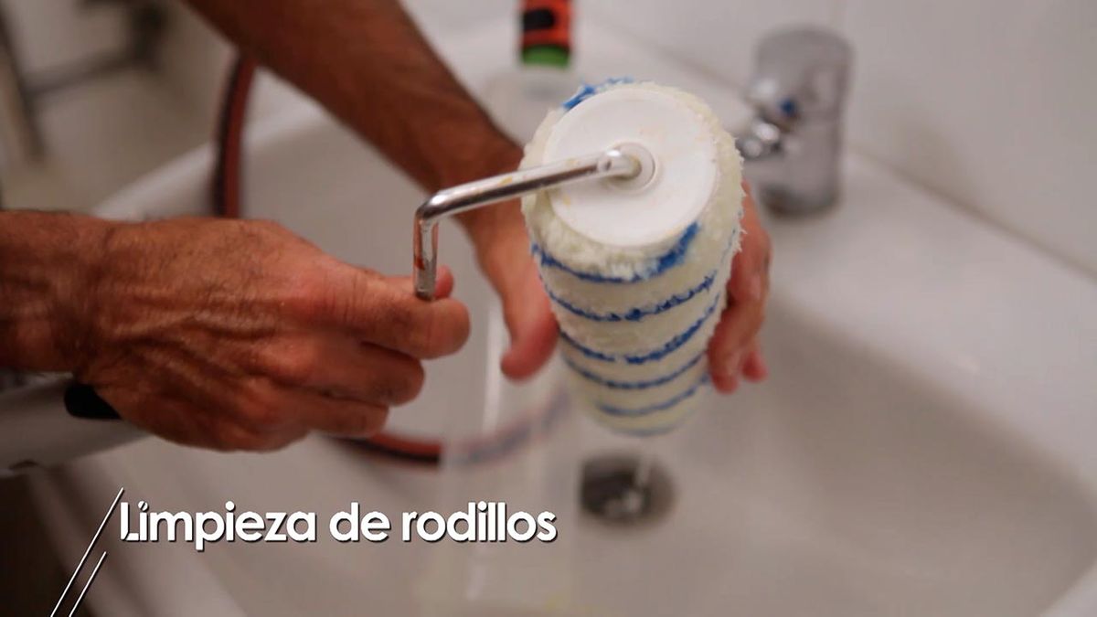 Cómo limpiar los rodillos después de pintar paso 6
