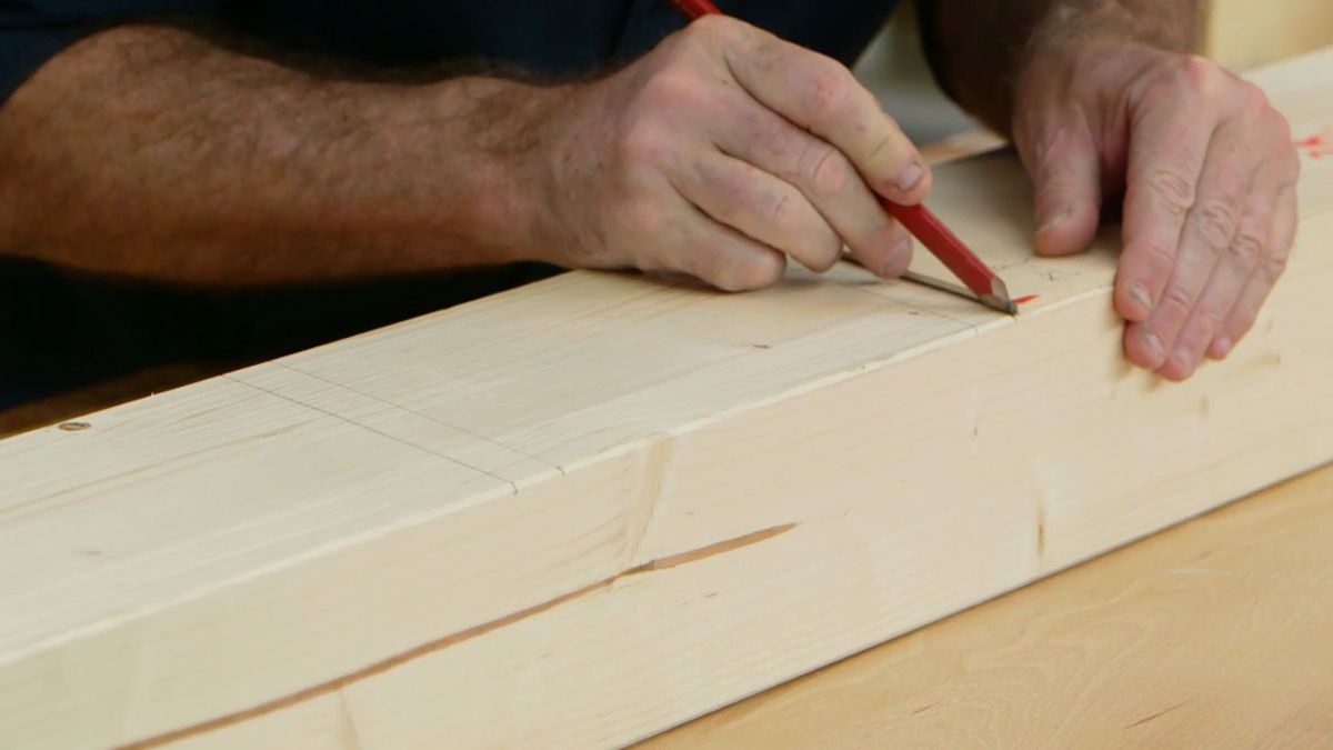 Cómo hacer una escalera de madera para el altillo paso 4