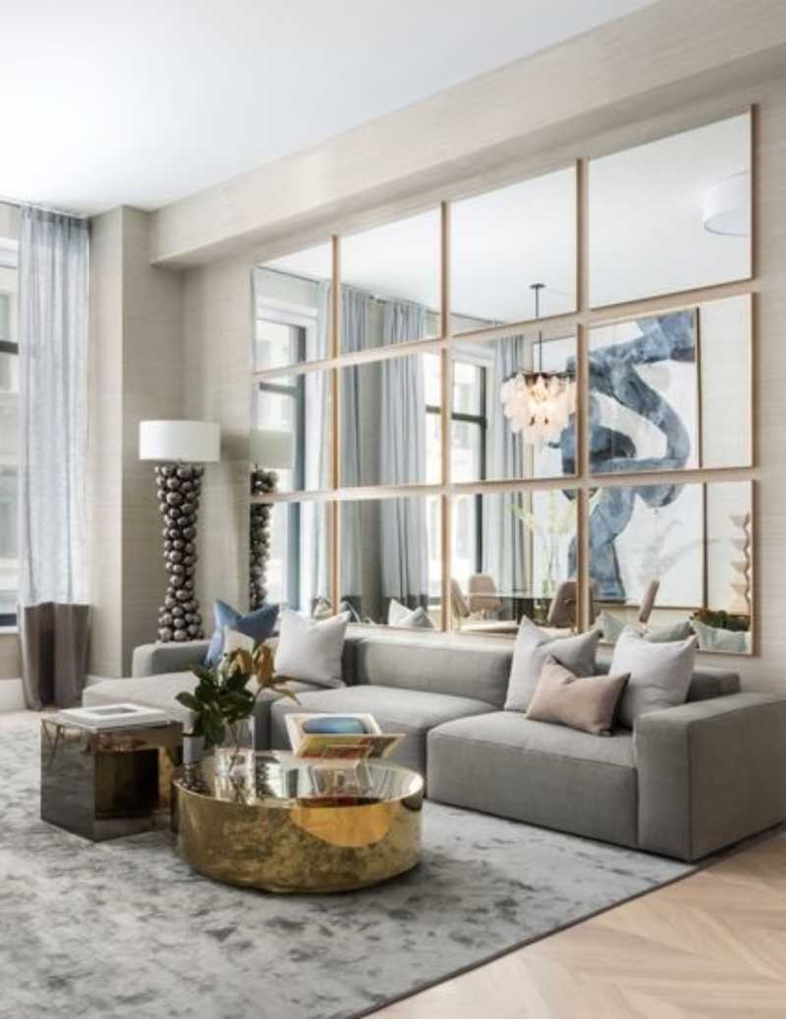 Salón decorado con espejos.